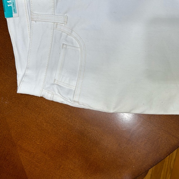 Old Navy, white boyfriend shorts - Picture 7 of 9